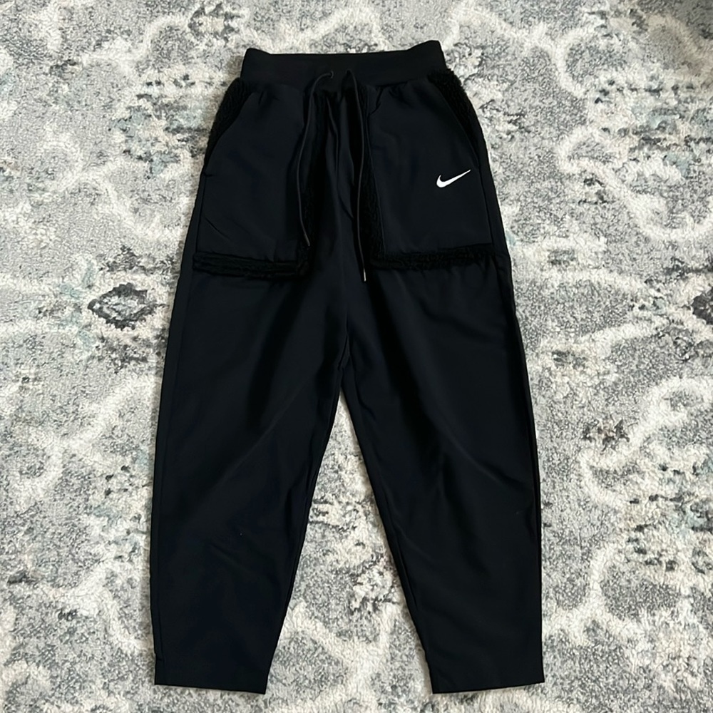 Nike womens Sportswear Essential Woven High-Waisted Curve Pants